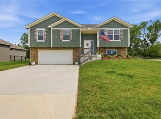 900 NW Crestwood Dr, Grain Valley, MO 64029