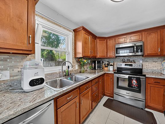 5th image of 2240 Parkview Pl