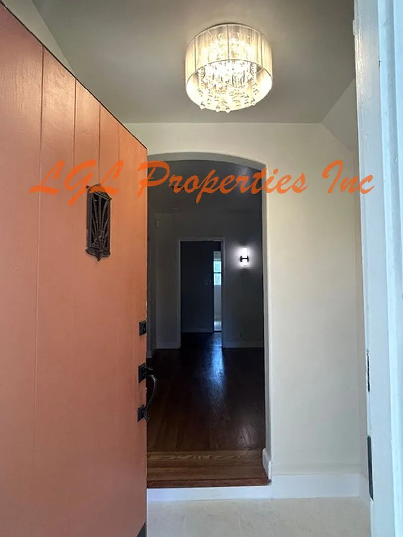 2787 19th Street 95818. Land Park 2 Bedroom 1 Bath On Tree Lined Street @ Markham & Land Park Dr. — Photo 3