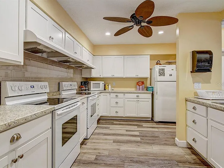 1403 Arrowhead Cir W #13-E — Photo 33