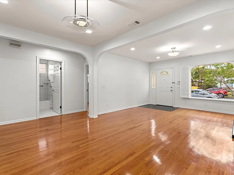 2126 Selby Ave — Photo 5