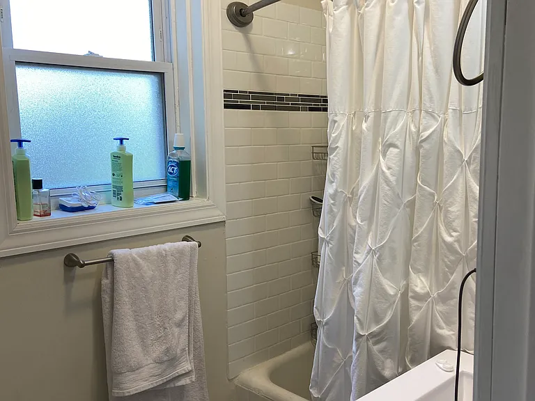 648 1/2 W Roscoe St #2 — Photo 10