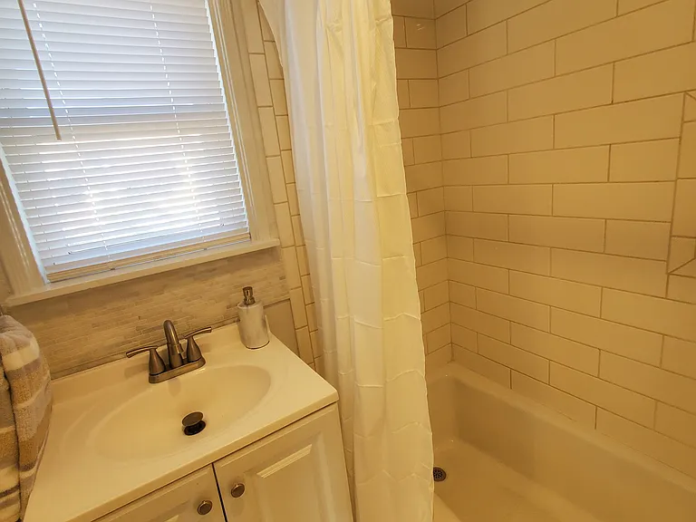 130 Roycroft — Photo 14