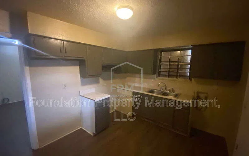 4 bed, 1.0 bath, $1,085 — Photo 4