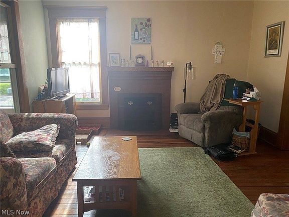 4th image of 919 Stewart Ave