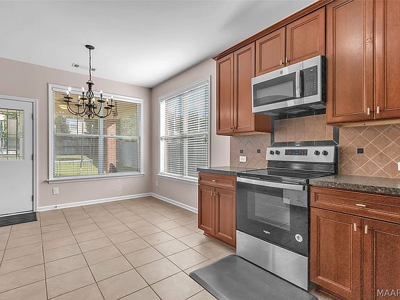 4th image of 224 Stoneybrooke Way