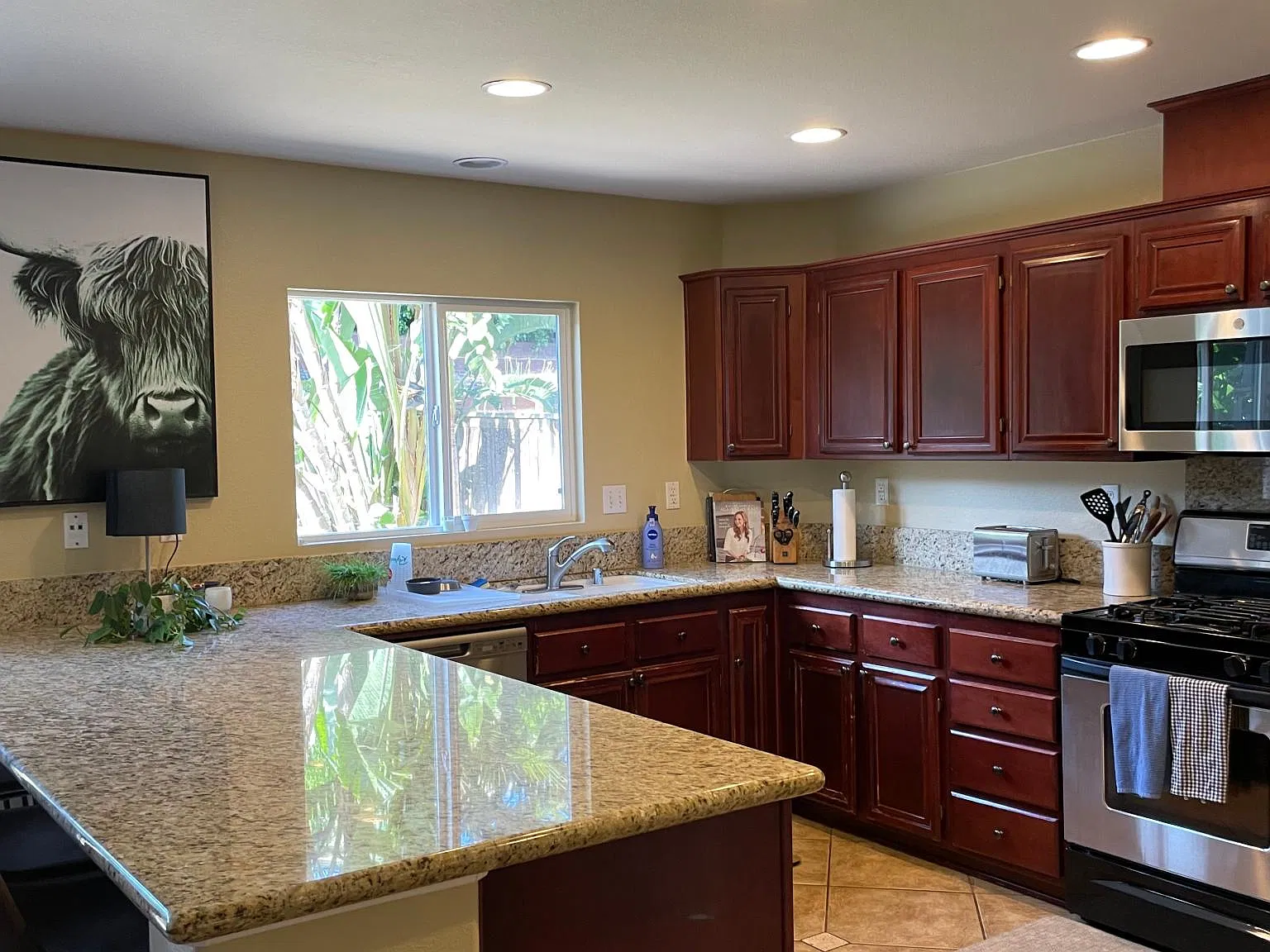 3 bed, 2.5 bath, 2394 sqft, $4,250 — Photo 2