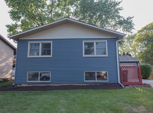 44 Redwood Trl, Wheeling, IL 60090