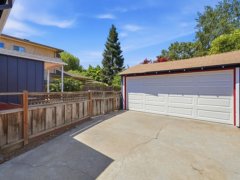 2291 Cottle Ave — Photo 37