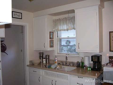 3rd image of 326 Dewey St
