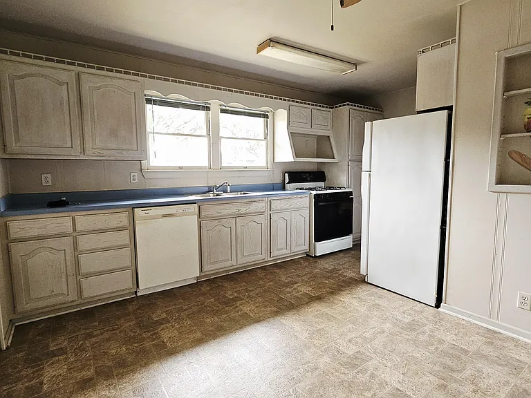 478 Anton Dr — Photo 4