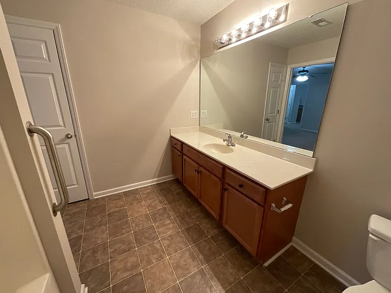 Meridian Park Apartments — Photo 220