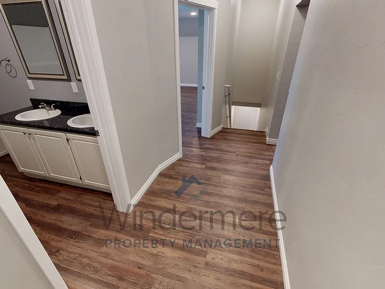 430 E Oak St — Photo 11
