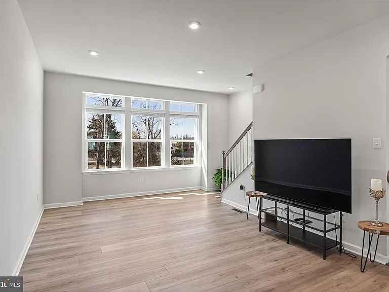 24 Sidney Ln — Photo 10