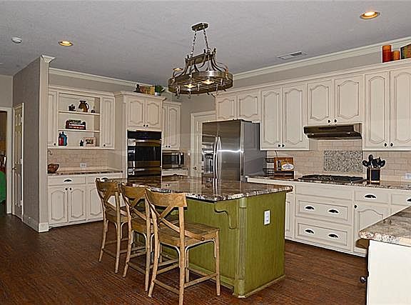 5th image of 300 Highland Ct