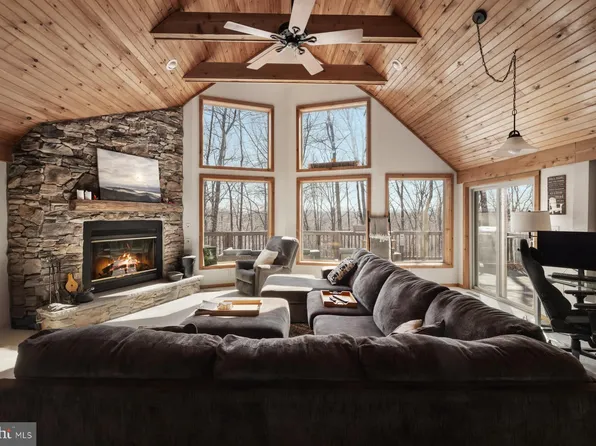 201 Endless Summer Rd, Hedgesville, WV 25427
