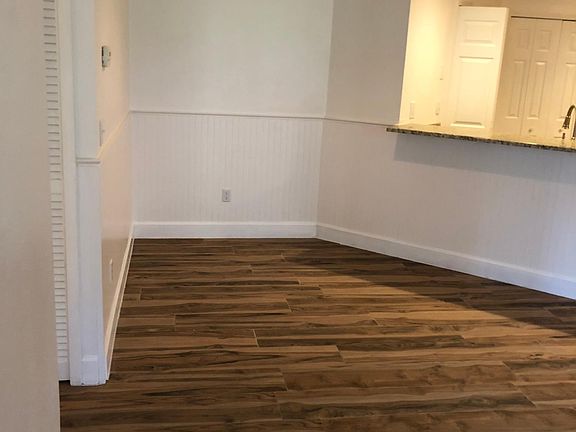 Breakfast nook (without furniture)