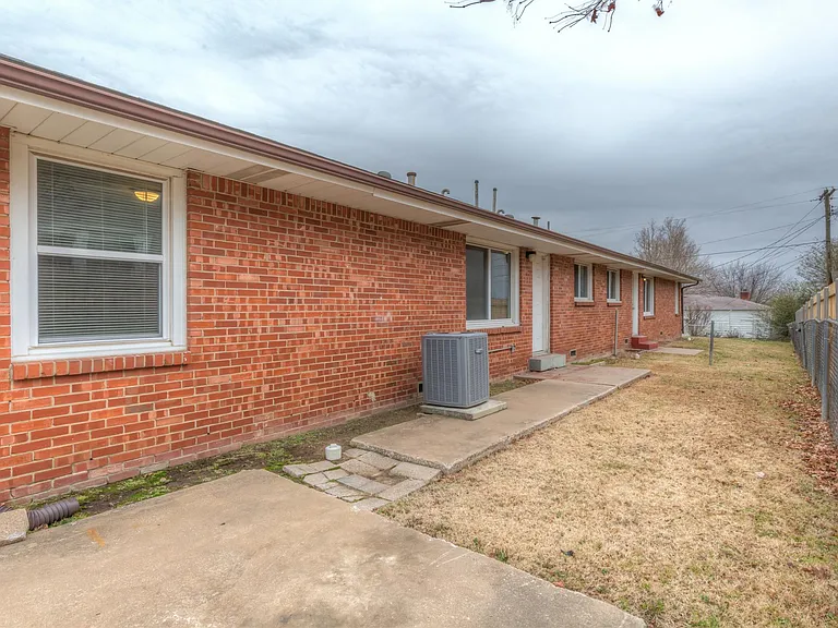 2406 S Yale Ave — Photo 20