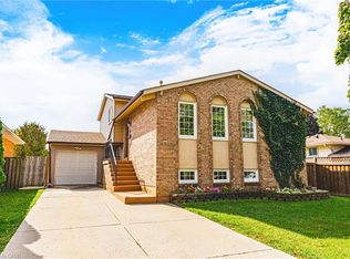 16 Apex Ct, Hamilton, ON L8J 1J2