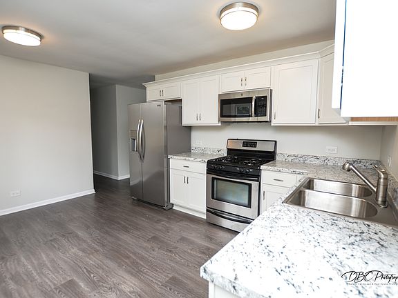 3rd image of 928 Southmoor Ln