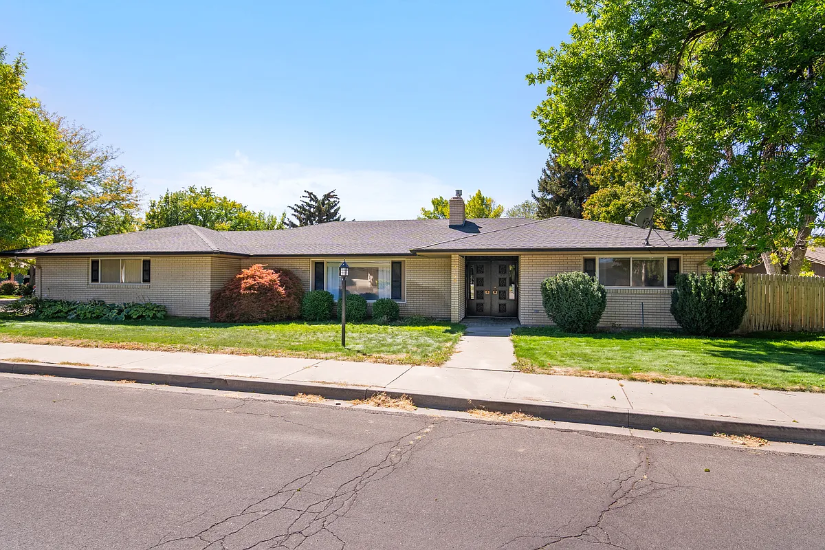 Building Photo - 2138 Hillcrest Dr