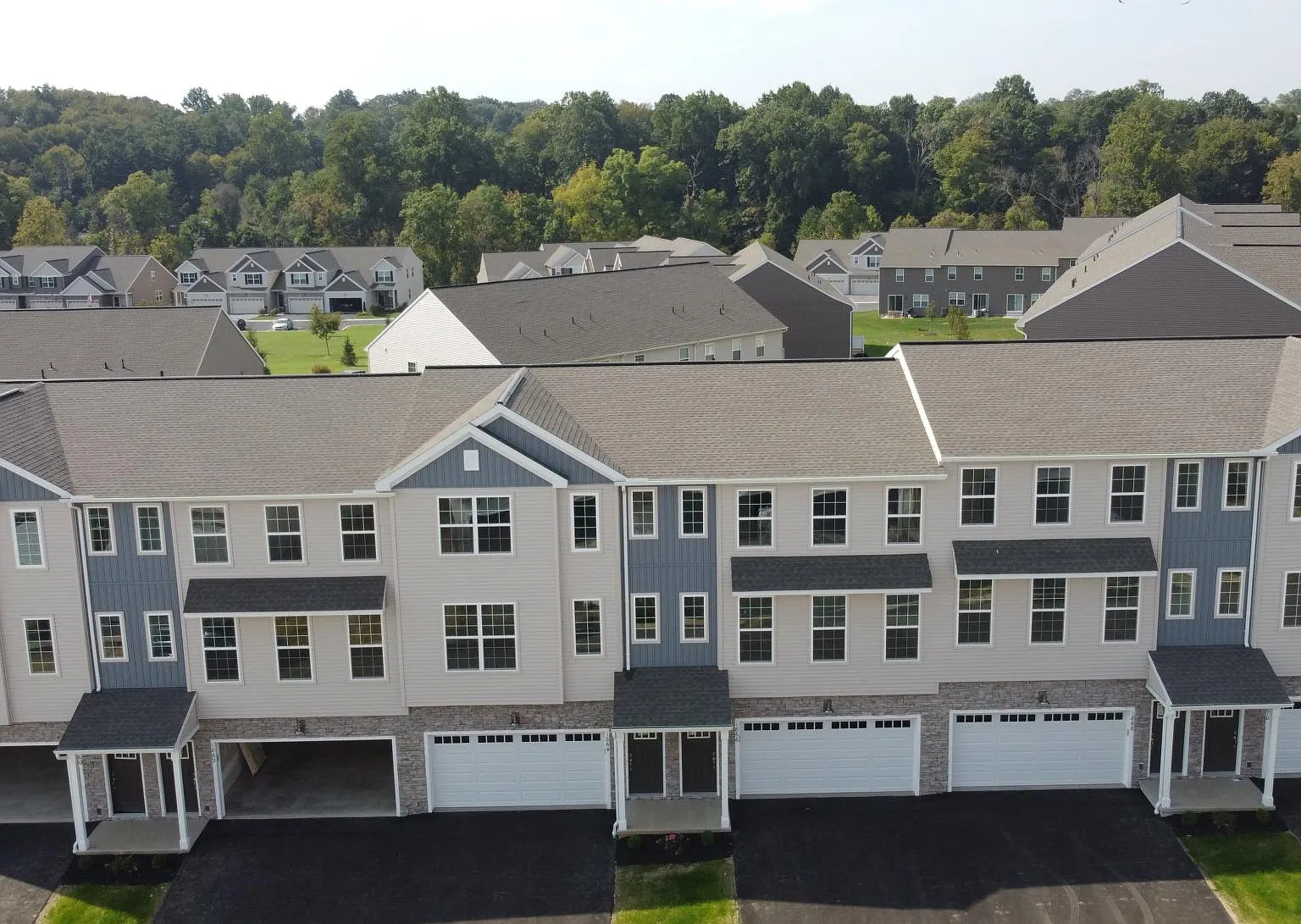 3 bed, 2.5 bath, 2270 sqft, $2,395 — Photo 2
