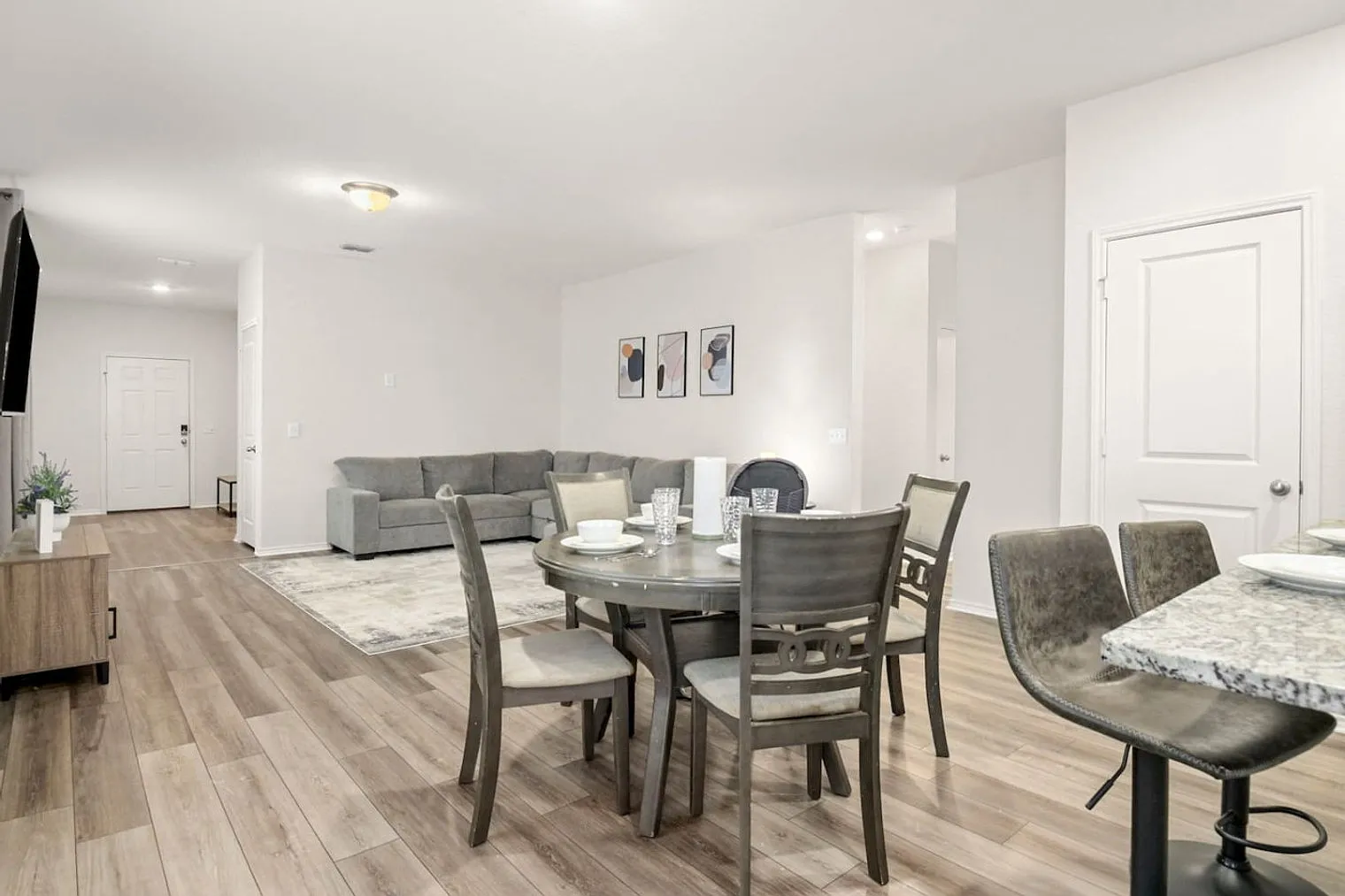 3 bed, 2.0 bath, 1399 sqft, $3,881 — Photo 3