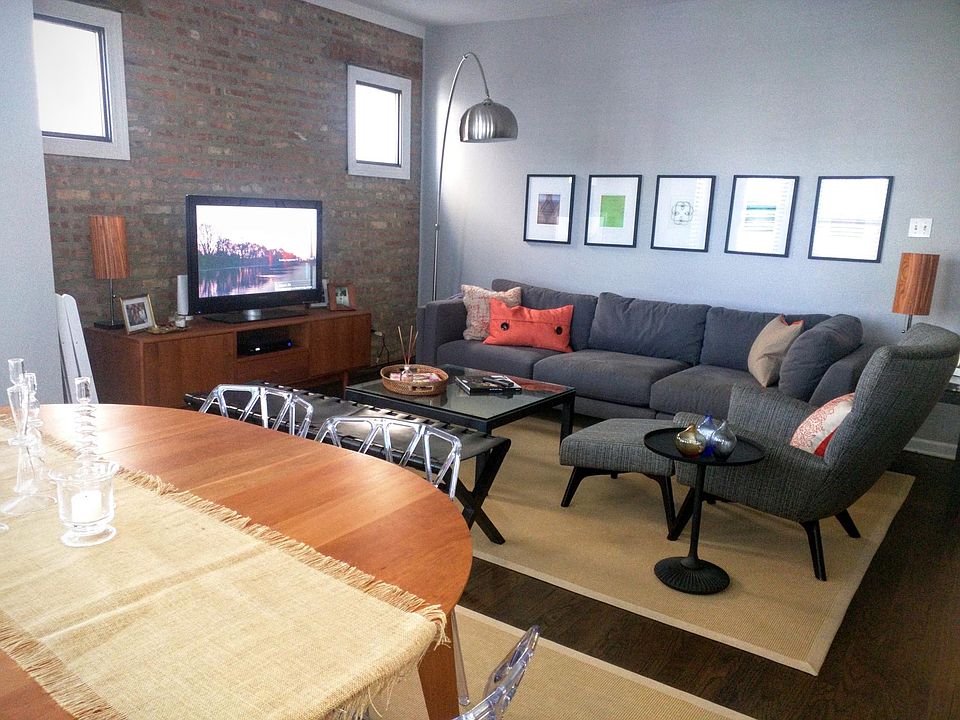 Main living room / dining room w/ bay window