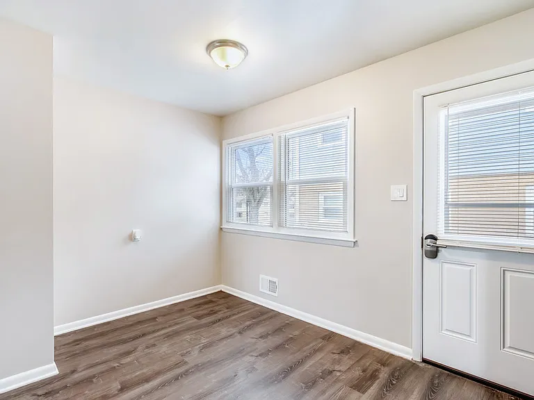 147 S Grand Ave #2 — Photo 3