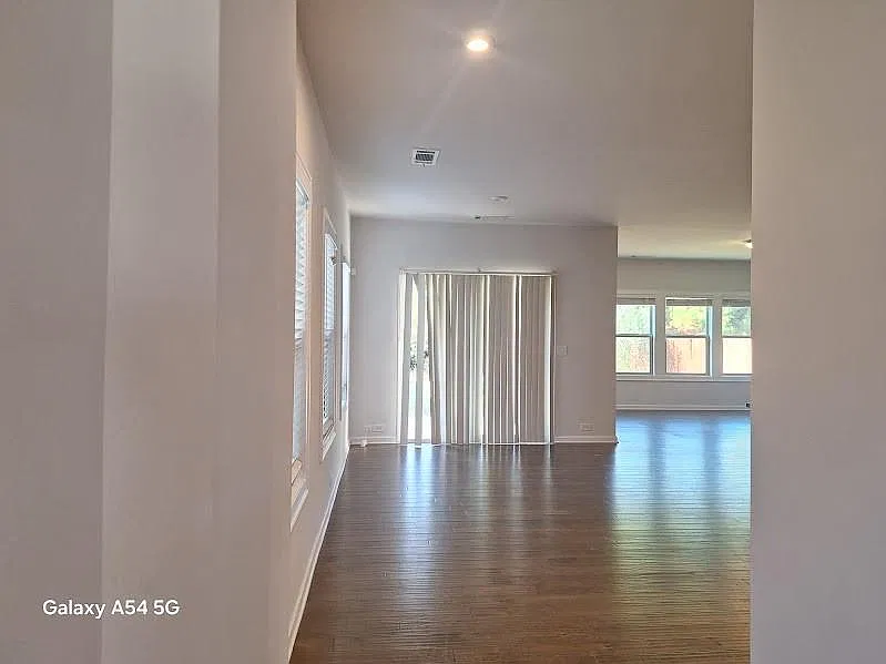 5 bed, 3.0 bath, 2868 sqft, $2,599 — Photo 2