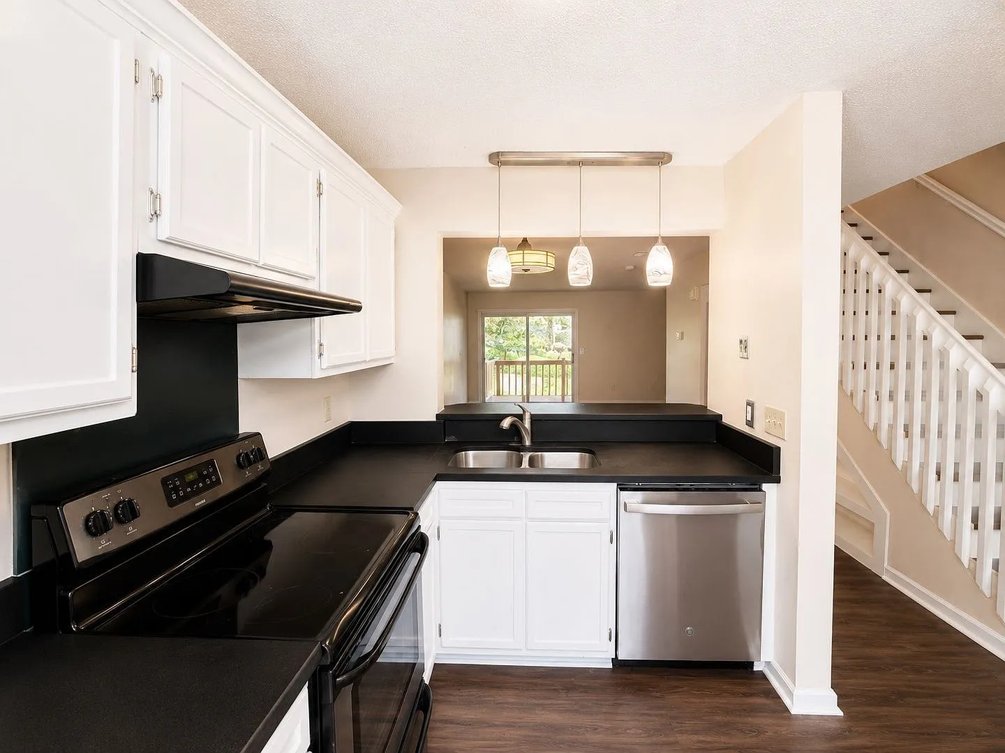 2 bed, 2.5 bath, 1300 sqft, $2,800 — Photo 4