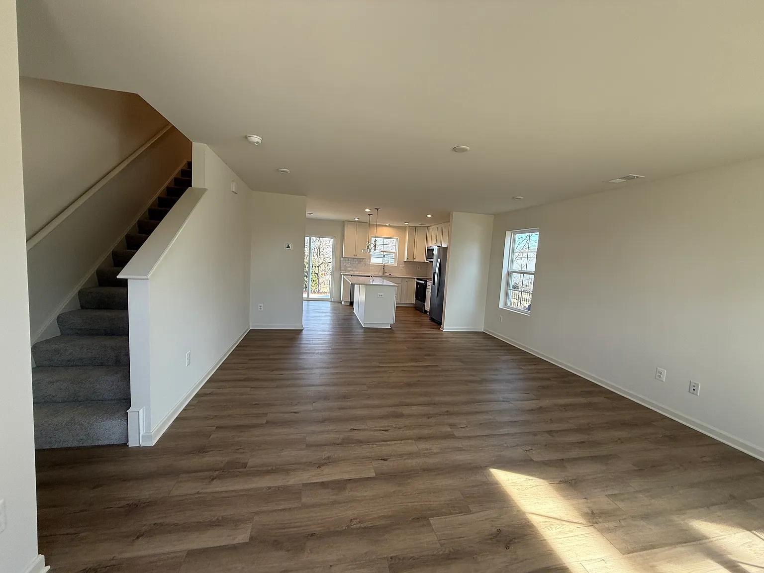 4 bed, 2.5 bath, 2200 sqft, $2,500 — Photo 3