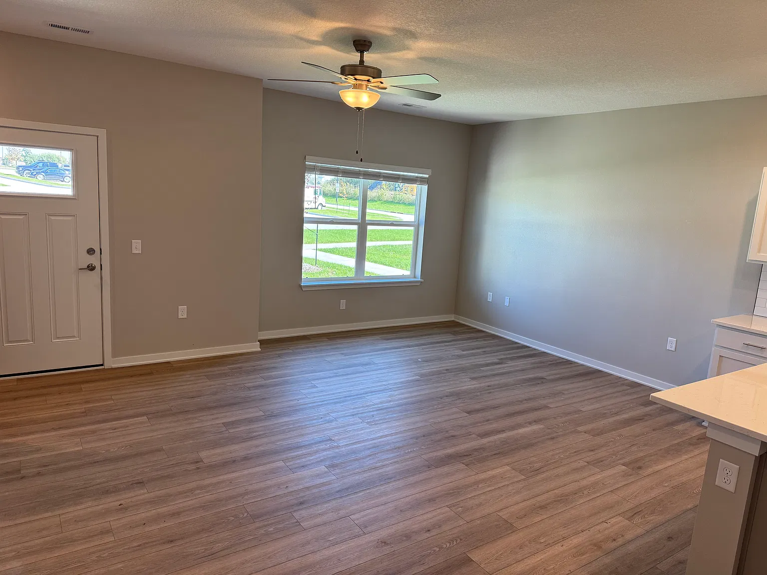 3 bed, 2.5 bath, 1570 sqft, $2,120 — Photo 2