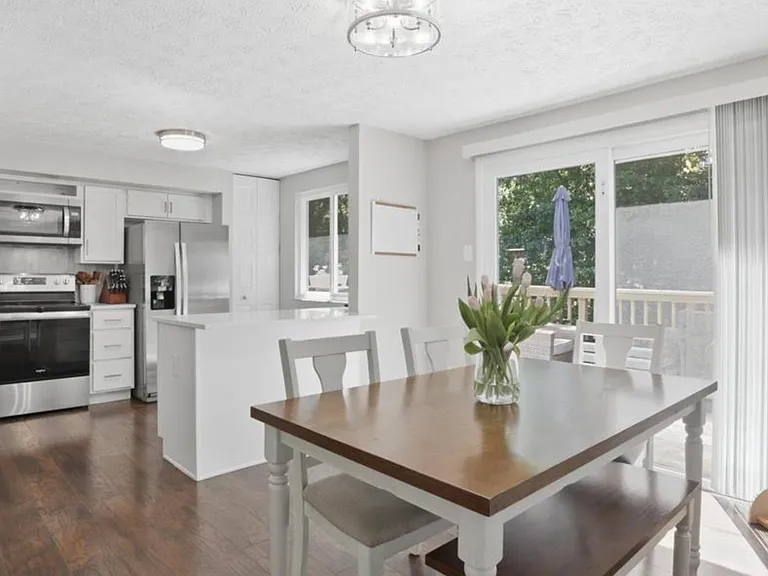 Open concept breakfast/dining area