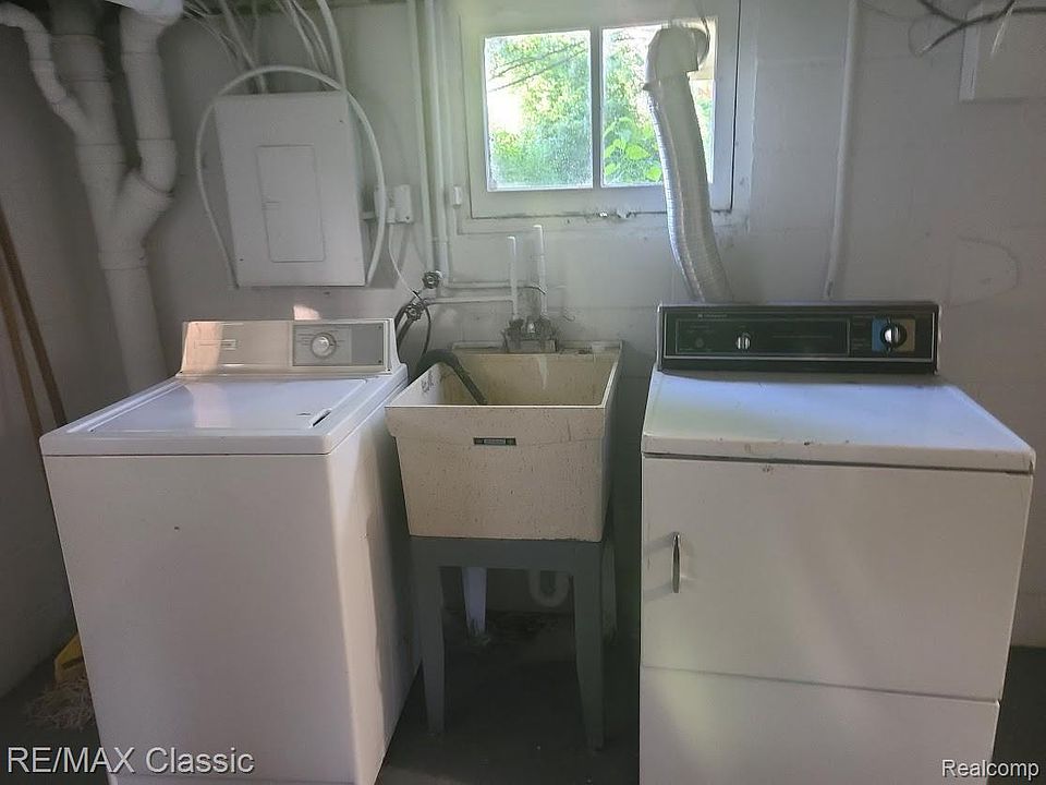 300 Baker St, photo 23