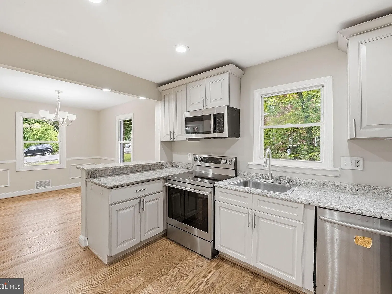 3 bed, 4.0 bath, 2464 sqft, $3,200 — Photo 4