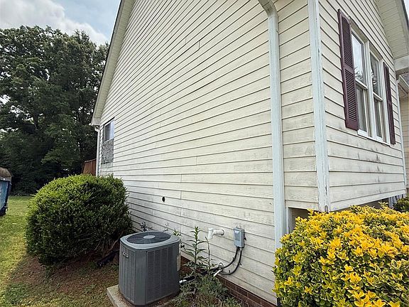 4th image of 2056 Evergreen Dr