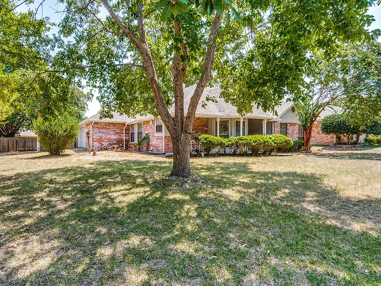 1001 Jorgenson Rd — Photo 2