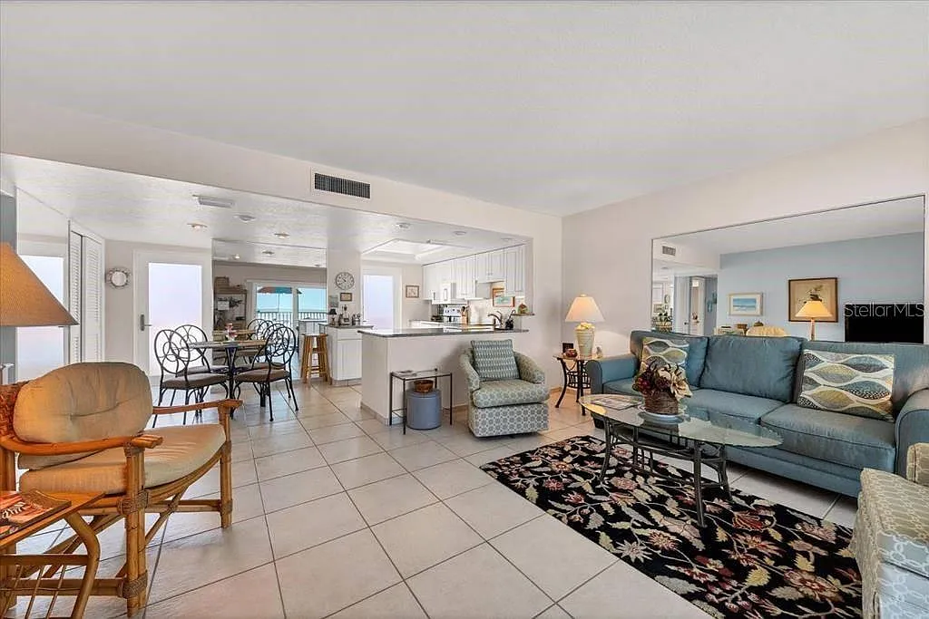 2 bed, 2.0 bath, 1043 sqft, $8,340 — Photo 3