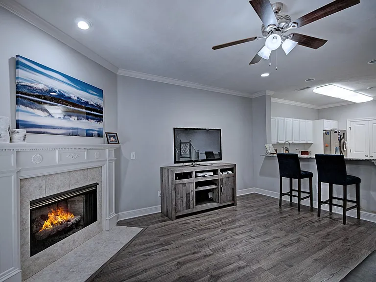 Charleston Cir — Photo 4