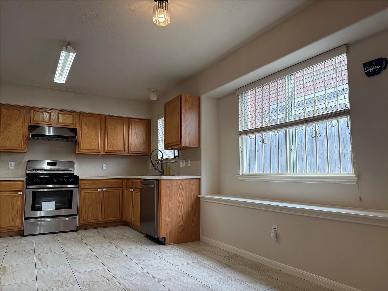 3 bed, 2.0 bath, 2044 sqft, $2,200 — Photo 4