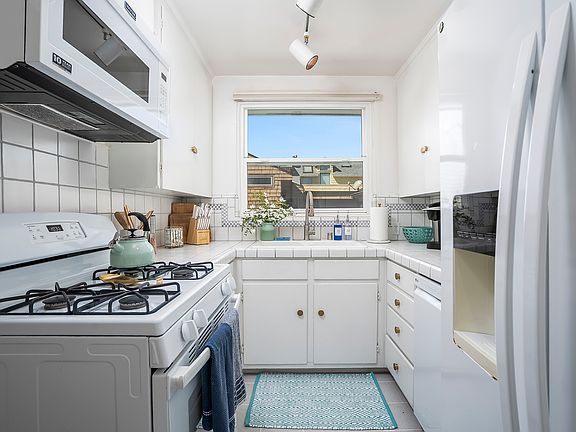 4th image of 2827 Bayside Ln