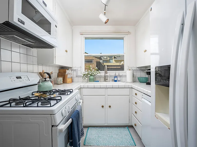 2827 Bayside Ln — Photo 4