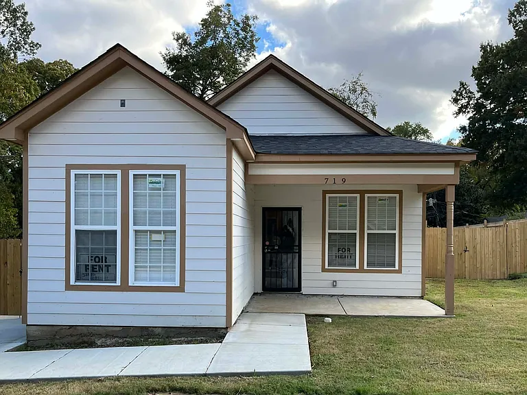 719 Marsh Ave — Photo 1