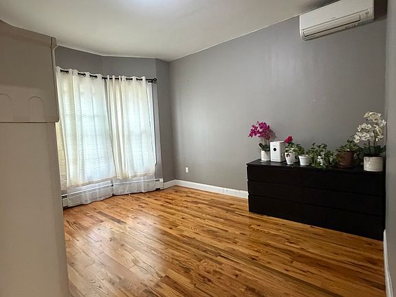 4th image of 639 Baker Ave #1