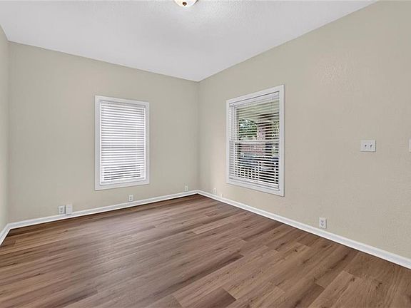 4th image of 433 Oakley Ave