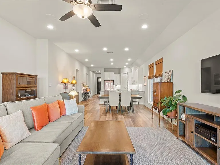 111 Chinaberry Bnd — Photo 7