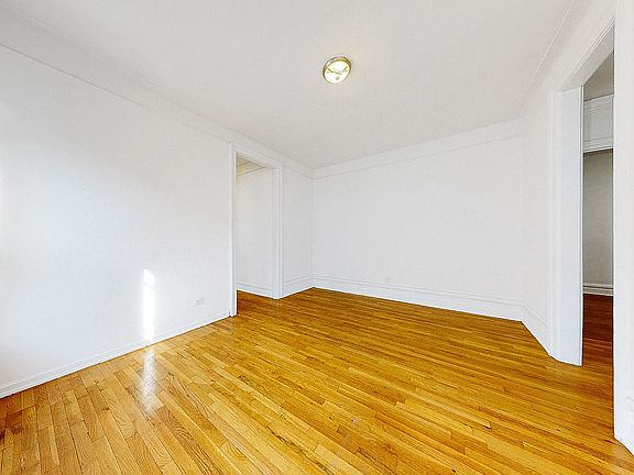 3rd image of 4848 Broadway APT 2D