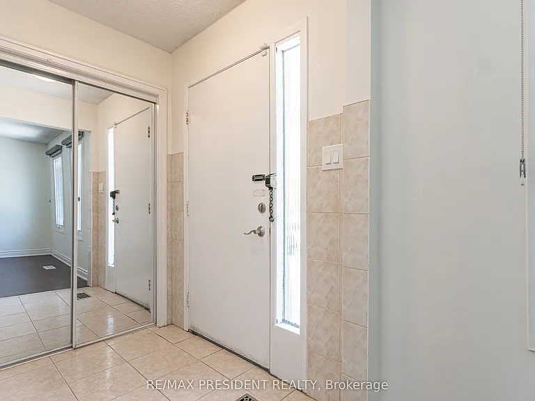 17 Manitou Cres #UPPER — Photo 3