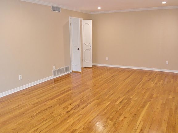5th image of 2309 Pembroke Dr Unit A